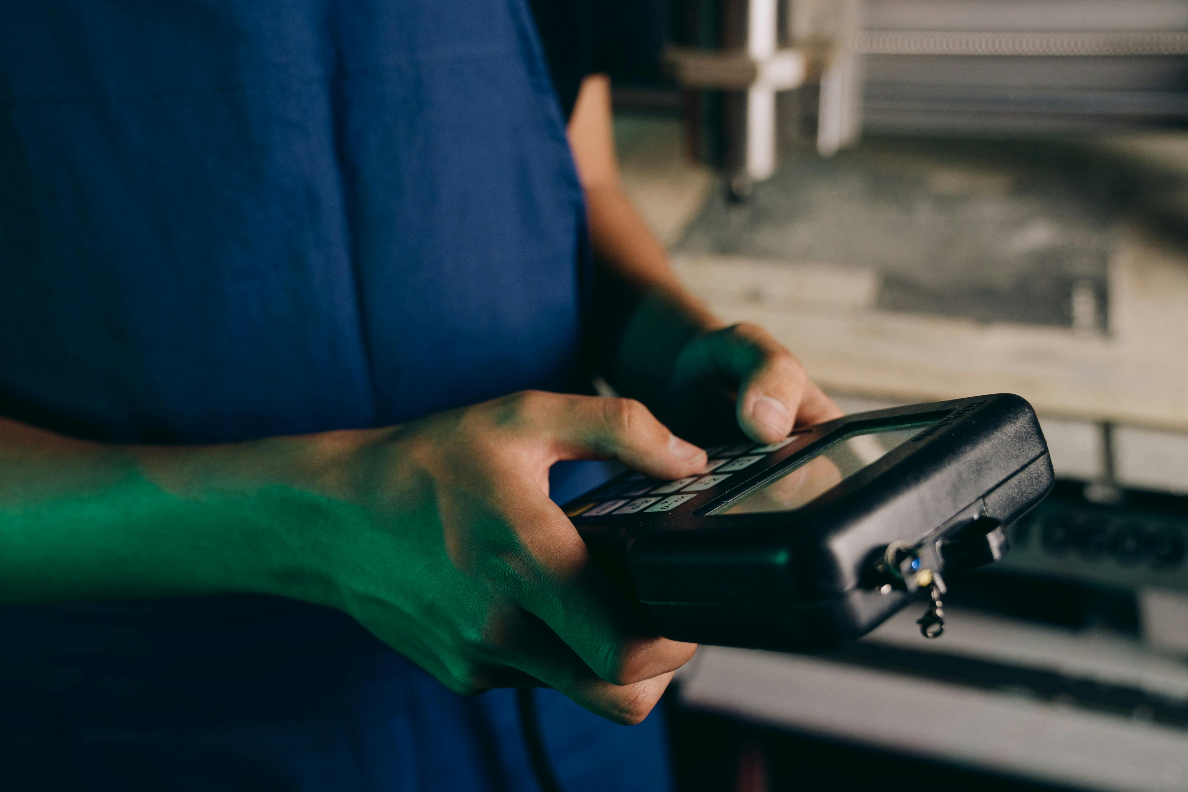 Opérateur industriel utilisant un terminal technique